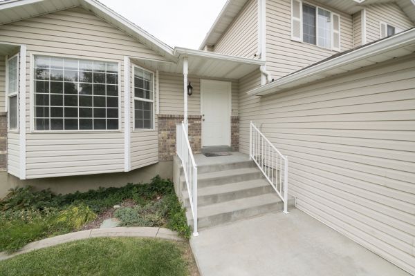 Cost of White Vinyl Siding Replacement in Lima